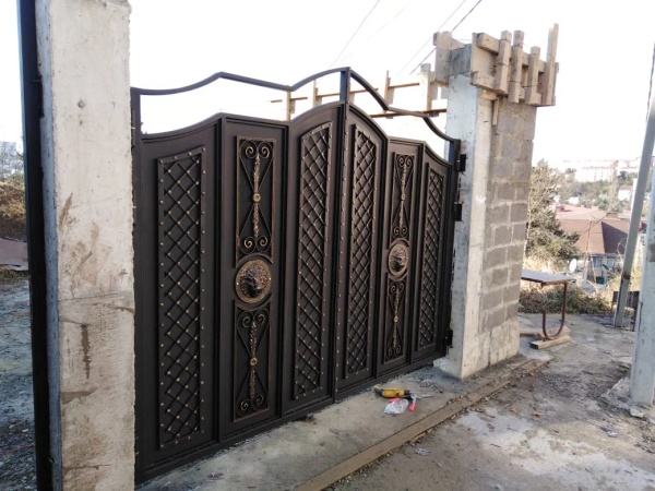 Распашные ворота с трубовкой и листовым металлов