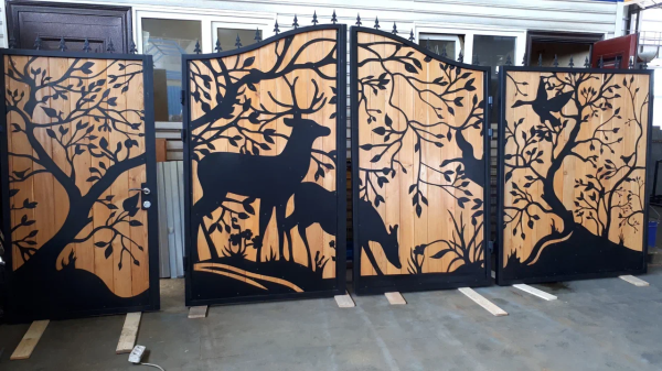 Распашные ворота с доской и декоративной лазерной резкой